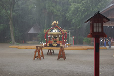 突然の雨と千貫神輿